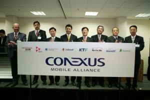 커넥서스 8개 회원사 대표들이 출범식에서 함께 자리하고 있는 모습.
사진 왼쪽부터 
J