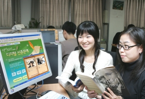 아이모리 고객들이 LG데이콤이 실시하는 ‘아이모리 디지털 신춘문예’ 행사에 참여하고 있다.