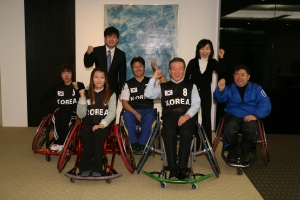 이수창 사장(오른쪽에서 두번째)이 27일 오전 장애인 럭비 국가대표 윤세완감독(오른쪽에서 