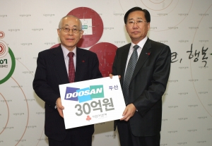 왼쪽이 사회복지공동모금회 이세중 회장이고 오른쪽이 김진 사장