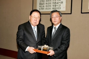 박용곤 명예회장(왼쪽), 두산인프라코어 공기BG 김웅범 부사장(오른쪽)