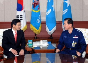 박창규 한국원자력연구소장(왼쪽)과 구본담 공군 군수사령관은 6일 빠른 시일 내에 공군 보유