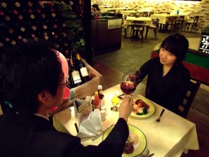 스테이크와 와인으로 로맨틱한 데이트를 즐기는 연인 모습