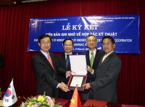 박창규 한국원자력연구소장(왼쪽)과 노당난(NGO Dang Nhan) 베트남방사선원자력안전통