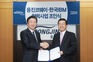웅진코웨이 홍준기 사장(왼쪽)과 한국IBM 글로벌 테크놀로지 서비스(GTS) 이 경조 대표