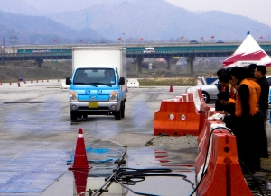 한진은 전국 택배영업소 관리자를 대상으로 ‘안전운전 체험교육’을 실시했다. 사진은 빗길에서