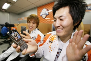 KTF 매직엔스 프로게이머 박정석 선수와 김동수 선수가 팬과 영상통화를 하며 즐거워하고 있