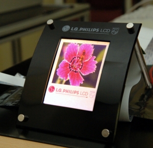 LG.Philips LCD가 세계 최초로 비정질 실리콘(a-Si) 기술을 적용한 풀컬러 플