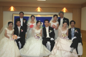 진주혼식과 가족 허니문을 제공하는 ‘통영 명품 해수 진주와 함께하는 진주빛 프로포즈 행사’에 선정된 결혼 30주년을 맞는 부부 5쌍