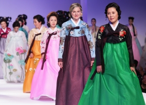 자선 패션쇼에 참가, 한국의 미를 뽐낸 수잔 위르띠제 여사 사진
