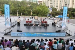 가족 단위의 시민들이 5월 26일 국립극장 내 문화광장에서 르노삼성자동차가 공식 후원하는 