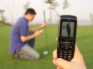 SK주식회사는 핸드폰을 통해 골프장 정보를 제공하고 비거리를 측정해주는 모바일 캐디 개념의