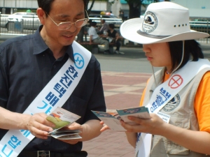 한진(대표 이원영)은 ‘백혈병소아암어린이돕기날개달기’(대표 길성보)가 함께 올해로 4년째 