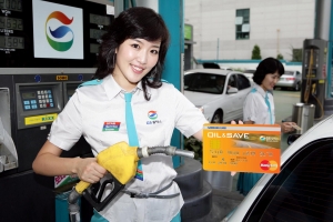삼성카드는 주유 적립혜택과 자동차 무료정비 서비스를 제공하는 「삼성 OIL&SAVE카드」를