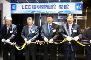 LED조명체험관 테이프 커팅장면( 왼쪽부터 )FM학회 이승복 회장, 일본 고이즈미 조명 우