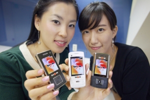 KTF 도우미가 새롭게 출시되는 30만원대 HSDPA 휴대폰을 소개하고 있다. 좌측부터 K