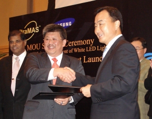 삼성전기 염문호 상무(오른쪽에서 첫번째)와 이트라마스 Lee Choo Boo 사장(오른쪽에