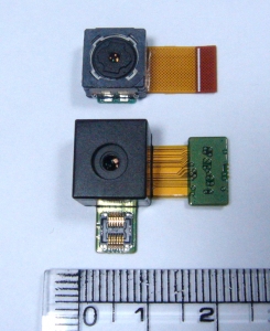 삼성전기가 개발한 800만화소 CMOS 카메라모듈(하단)과 기존 300만화소 카메라모듈