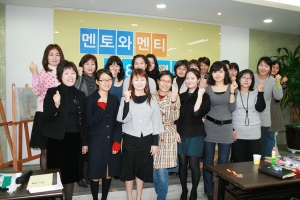 방문미술로 유명한 홍선생미술 교사들이 15일 홍선생미술 본사 A세미나실에서 '멘토