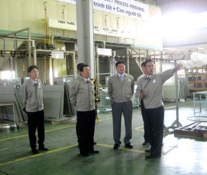 LS산전 김정만 부회장(왼쪽 두번째)과 구자균 사장(왼쪽 세번째)이 베트남 하노이 공장에서