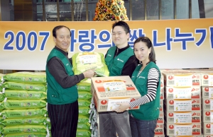 사랑의 쌀 나누기 행사에 김순환 사장 이하 임직원들이 참석해 쌀과 생필품을 전달하고 있다