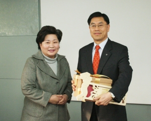 아름다운 가게 홍명희 공동대표(왼쪽)와 한진택배 양태규 상무가 기념 사진촬영을 하고 있다.
