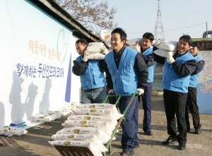 설을 맞이하여 두산인프라코어 임직원들이 인천공장 주변 불우이웃들에게 쌀을 전달하는 이웃사랑