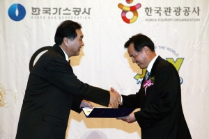 KTF 김기열 부사장이 ‘2008 대한민국 윤리경영 대상’ 시상식에서 종합대상을 수상하는 