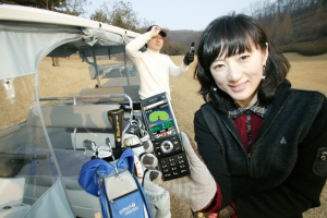 KTF 고객이 ‘쇼(SHOW)’ 전용 휴대폰으로 골프 라운딩 도중 골프코스 정보를 확인하고