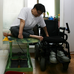방석형리프트를 이용해 자유롭게 이동하는 장애인 