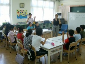 농어촌청소년육성재단 지원으로 시행된 충북수정초등학교 방학아카데미중 영어반 수업모습