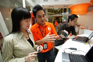 말레이시아 쿠알라룸프루 현지 U모바일 대리점에서 한 고객이 3G서비스에 대해 설명을 듣고 