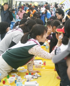 서울 올림픽공원 피크닉장에서 홍선생미술 선생님들이 행사에 참가한 어린이들에게 페이스 페인팅