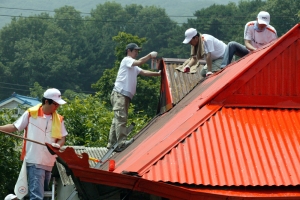 KTF 임직원들이 민통선 마을을 방문하여 장마철을 대비하여 독거노인 주택의 지붕을 방수페인