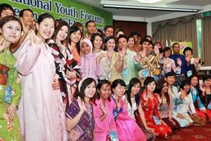 국제청소년광장에 참가한 유럽 아시아 청소년들이 각국의 전통의상을 선보이고 있다.(7.16,