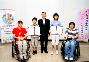 금상 수상자들과 장애예방교육 강사들의 기념촬영