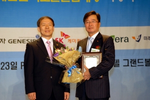 2008 대한민국 보건산업 대상 제약부문 대상을 수상한 신승권 생명과학부문 대표(우)와 시