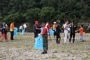 본격적인 대회에 앞서 참가자들이 금강천변 정화활동을 하고 있다.