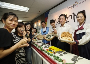 추석을 앞둔 10일 오전 서울 을지로 웅진코웨이 본사에서 웅진코웨이 홍준기사장과 직원들이 
