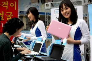 8일 한국외국어대학교에 마련된 윈드 로드쇼 부스를 방문한 소비자들이 윈드 U100에 대한 