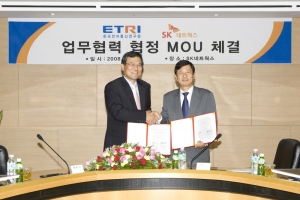 김태진 SK네트웍스 에너지마케팅컴퍼니 사장(사진 오른쪽)이 한국전자통신연구원 최문기 원장(