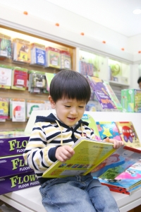 영어전문서점 잉글리쉬플러스에서 영어책을 읽고 있는 어린이