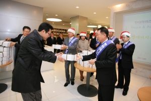 현대하이스코 김원갑 부회장이 24일 성탄절을 맞아 출근하는 직원들에게 아침간식을 나눠주며 