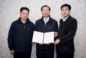 지난 12월 4일(木), 하이닉스반도체 이천 본사에서 하이닉스 노경(좌로부터 김준수 청주노