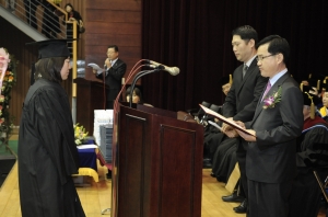 2월 11일(水), 동원대학 졸업식에서 하이닉스반도체 인사담당 송관배상무(右)가 아동복지전