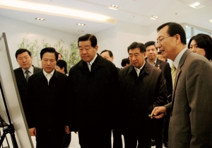 자칭린(왼쪽에서 세번째) 중국 정협 주석이 하이닉스 우시공장을 방문해 김종갑 사장(오른쪽)