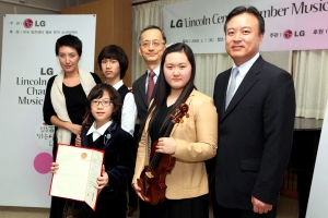 (오른쪽부터) 정창훈 (주)LG 상무, 이대욱 한양대 교수(LG 링컨센터 챔버뮤직스쿨 음악