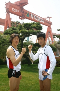 마라톤 상금으로 이웃돕기에 나서는 현대중공업 신정식 씨(사진 왼쪽)와 박창현 씨(사진 오른