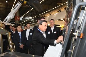 박용현 두산 회장(가운데)이 22일(현지시각) 프랑스 파리에서 열린 세계 3대 건설기계 전