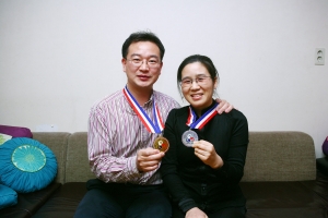 93년 대만 국제기능올림픽대회 메달리스트인 임성수 대리·박영자 씨 부부.(사진 왼쪽이 임성